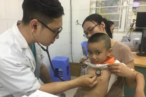 Miền Trung: Hàng ngàn trẻ em nhập viện mỗi ngày vì nắng nóng