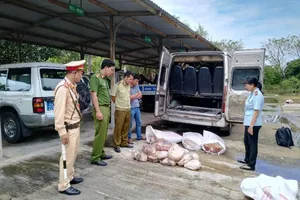 Xe khách chở 5 bao thịt thối bị phát hiện