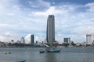 Cấm dùng tàu đánh cá chở khách xem pháo hoa trên sông Hàn