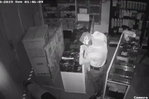 Trộm đột nhập từ trần nhà lấy 80 chiếc điện thoại xịn