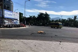 Móc cẩu tháp rơi từ tầng 23 xuống đường