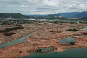 Khắc phục ngay vị trí đất tràn xuống sông Cu Đê