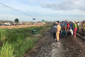 Tàu hoả đâm taxi làm 5 người thương vong tại Quảng Ngãi