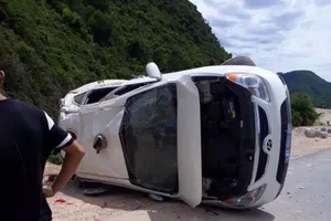 Xe biển xanh chở học viên cai nghiện bị lật tại Đà Nẵng