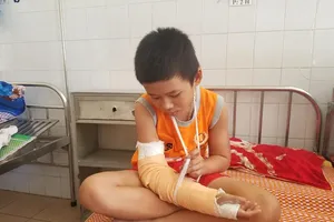 Gia cảnh khốn khó của em Linh 'vé số' bị cướp đánh gãy tay