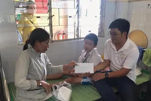 Nhiều người giúp đỡ cậu bé bán vé số bị cướp