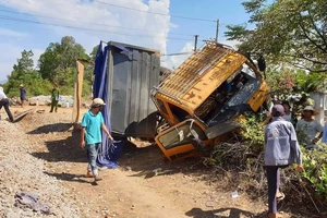 Tàu SE2 tông bay xe tải, tài xế tử vong