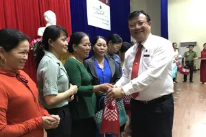 Agribank miền Trung trao 1.000 giỏ nhựa cho phụ nữ đi chợ