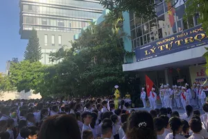 Câu chuyện học sinh đứng giữa nắng và cách làm của Đà Nẵng