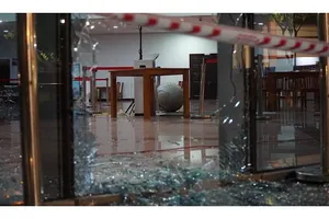 Ô tô húc 2 người rồi lao vào toà nhà hành chính Đà Nẵng