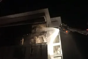 Người dân hốt hoảng vì cháy nhà 7 tầng lúc 0 giờ sáng 