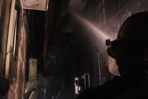 Khách sạn 7 tầng bốc cháy, nhiều người hoảng loạn