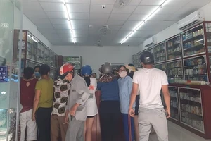 Người dân Đà Nẵng mua khẩu trang sau ca nghi nhiễm COVID-19