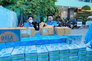 Tình người Đà Nẵng tiếp sức cho y bác sĩ chống dịch