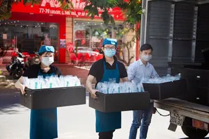 Hàng trăm ly cà phê, 800 suất ăn mỗi ngày tặng các y bác sĩ