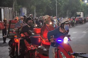 Ngư dân Đà Nẵng xếp hàng ‘xuyên đêm’ chờ lấy mẫu xét nghiệm