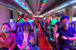 Các bác sĩ đi xe từ Nghệ An vào 'chi viện' cho Đà Nẵng