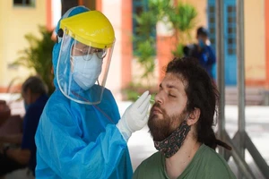 Người nước ngoài ở Đà Nẵng hạnh phúc đi lấy mẫu xét nghiệm