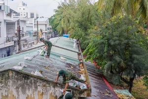 Bộ đội dầm mưa giúp dân chống bão số 5 