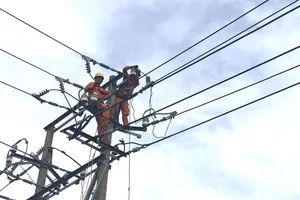Miền Trung cấp tốc khắc phục sự cố điện lực sau bão số 5