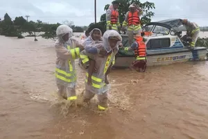 Quảng Trị: Lực lượng cứu hộ trổ mái nhà giải cứu dân bị lũ vây