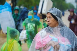 Người dân Huế ôm con, vác vali chạy lũ đang dâng cao 