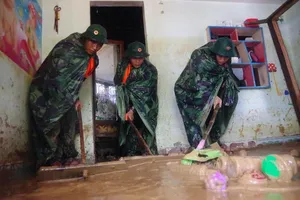 Quân đội giúp dân dọn sạch bùn đất vùng lũ