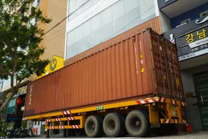 Khách sạn ở Đà Nẵng thuê container về chống bão số 9