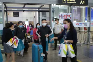 Những hành khách đầu tiên bay tới Đà Nẵng trong năm mới
