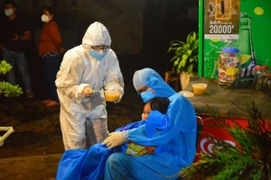 Cháu bé ngất lịm trên tay mẹ khi chạy xe từ Bình Phước về Nghệ An