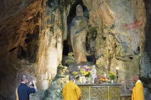 Tấm bia đá cổ đặc biệt trong hang động và mối lương duyên Việt Nhật