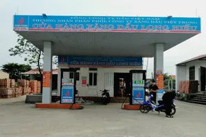 1 cây xăng có dấu hiệu găm hàng bị phạt 15 triệu đồng