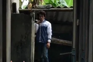 Kẻ bị truy nã cầm dao cố thủ trong nhà hơn 3 giờ đồng hồ