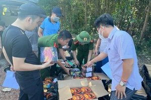 Công an phối hợp hải quan bắt giữ ô tô chở 550 kg pháo hoa lậu 