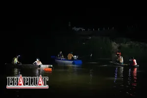 Hàng trăm người tìm kiếm 3 học sinh mất tích trên sông