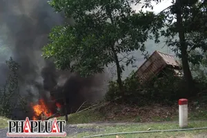 Xe đầu kéo lao xuống vực bốc cháy dữ dội