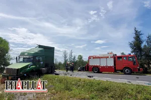 Ô tô 7 chỗ tông trực diện xe đầu kéo, 5 người thương vong