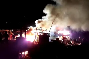 4 tàu cá cháy dữ dội lúc rạng sáng