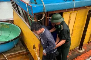 Tàu chìm, 8 thuyền viên trôi dạt trên biển