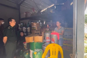 Bộ đội biên phòng phát hiện kho dầu nhớt không rõ nguồn gốc tại Đà Nẵng