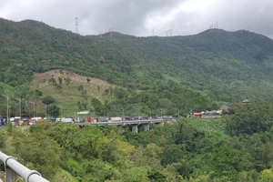 Tắc trên đường dẫn vào hầm Hải Vân, xe nằm dài 1 km