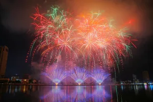 Bầu trời Đà Nẵng rực sáng đêm 'Vũ điệu của thiên nhiên'