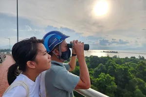 Người dân Đà Nẵng thích thú dùng ống nhòm quan sát tàu sân bay Mỹ