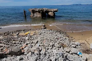 Ảnh: Bê tông, gạch đá đầy biển Sơn Trà sau cưỡng chế công trình trái phép 