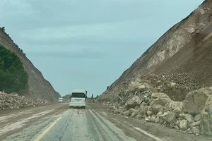 Sạt lở tại cao tốc Cam Lộ - La Sơn khiến giao thông ùn tắc