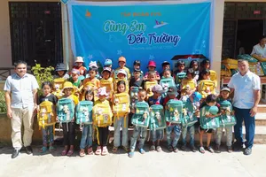 Tặng hàng trăm phần quà cho học sinh nghèo Đông Giang