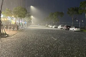 Đường phố Đà Nẵng ngập cục bộ sau cơn mưa lớn