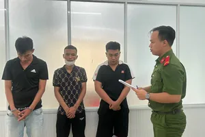 Tạm giữ thêm 3 người trong nhóm cho vay lãi nặng tới 400%/năm