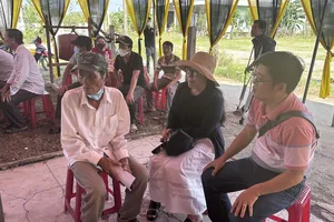 Chương trình 'Cùng ngư dân thắp sáng đèn trên biển' cùng mạnh thường quân hỗ trợ gia đình 15 ngư dân mất tích. Ảnh: HA.