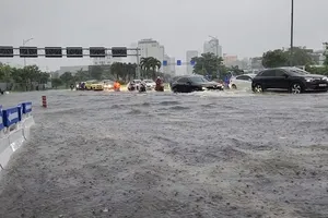 Đà Nẵng chuẩn bị máy bơm di động công suất lớn để chống ngập.